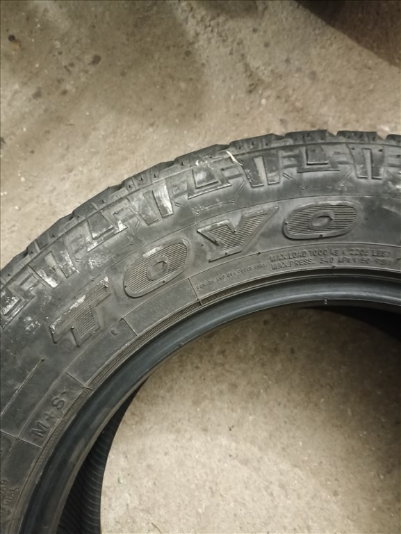  235/6517" használt Toyo Tires téli gumi gumi 8. kép