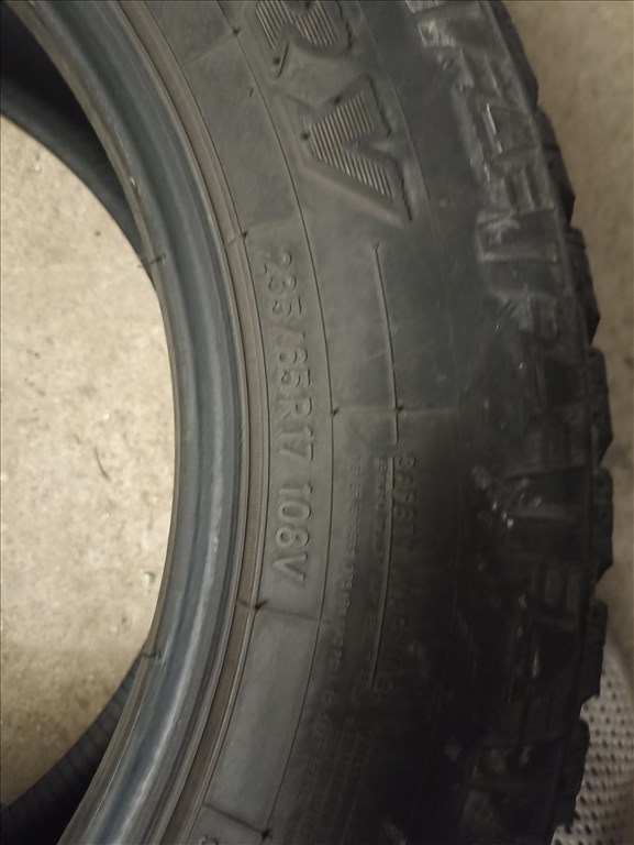  235/6517" használt Toyo Tires téli gumi gumi 10. kép