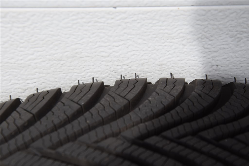  5x112 lyukosztású 15" újszerű Alutec alufelni, rajta 195/65 újszerű Michelin téli gumi  6. kép