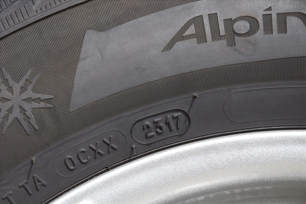  5x112 lyukosztású 15" újszerű Alutec alufelni, rajta 195/65 újszerű Michelin téli gumi  8. kép