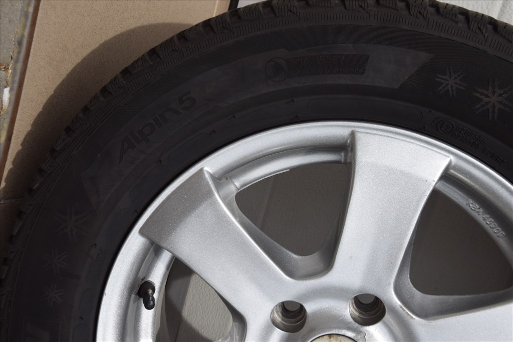  5x112 lyukosztású 15" újszerű Alutec alufelni, rajta 195/65 újszerű Michelin téli gumi  9. kép