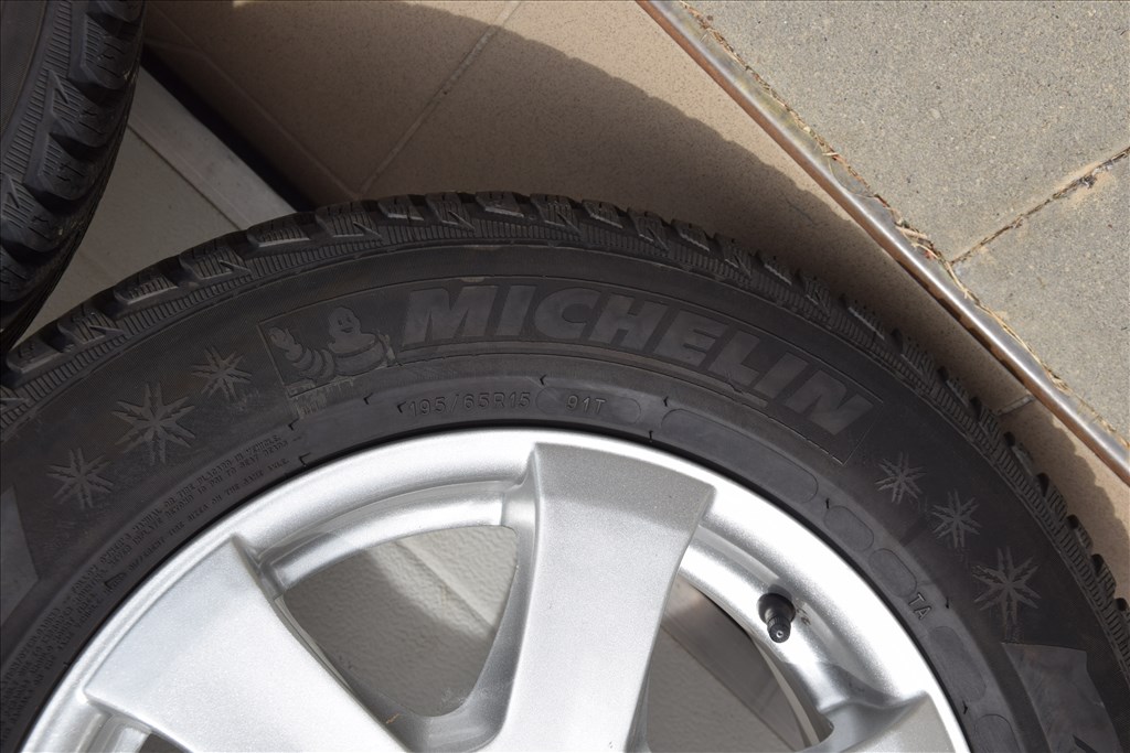  5x112 lyukosztású 15" újszerű Alutec alufelni, rajta 195/65 újszerű Michelin téli gumi  10. kép