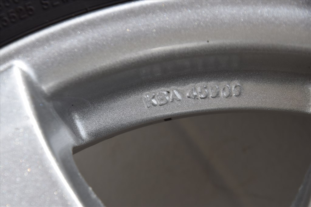  5x112 lyukosztású 15" újszerű Alutec alufelni, rajta 195/65 újszerű Michelin téli gumi  11. kép