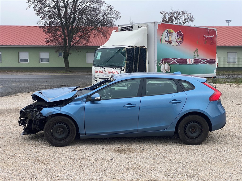 Bontásra: Volvo V40 1.6D bal hátsó lámpa yv1mv8431f2223368 3. kép