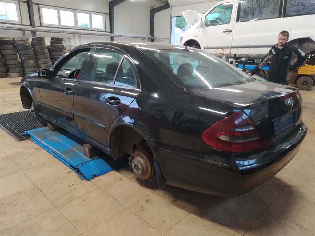 MERCEDES-BENZ E-CLASS (W211) E 220 CDI - Bontódik! 4. kép