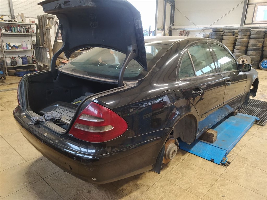 MERCEDES-BENZ E-CLASS (W211) E 220 CDI - Bontódik! 6. kép