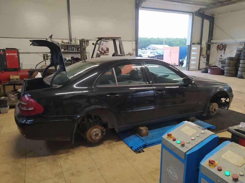 MERCEDES-BENZ E-CLASS (W211) E 220 CDI - Bontódik! 7. kép