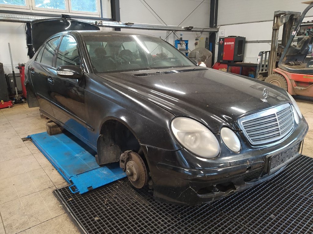 MERCEDES-BENZ E-CLASS (W211) E 220 CDI - Bontódik! 8. kép