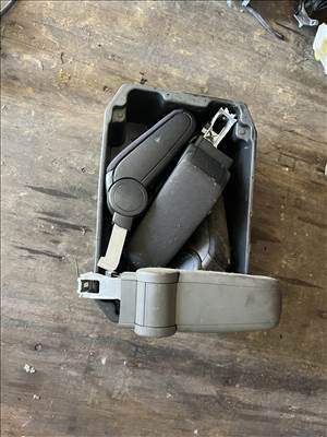 Audi A4 (B6/B7), Seat Exeo könyöklők