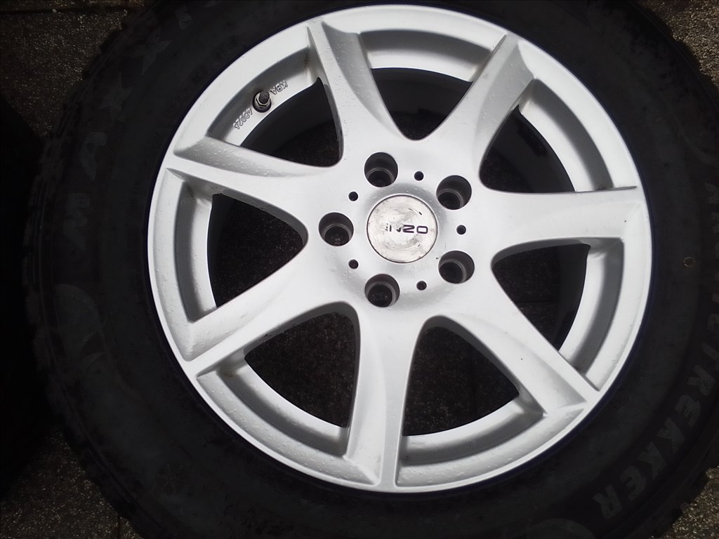  5x114.3 lyukosztású 16" Hyundai,Kia,Mazda alufelni, rajta 215/65 Maxxis téli gumi  2. kép