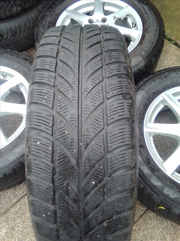  5x114.3 lyukosztású 16" Hyundai,Kia,Mazda alufelni, rajta 215/65 Maxxis téli gumi  5. kép