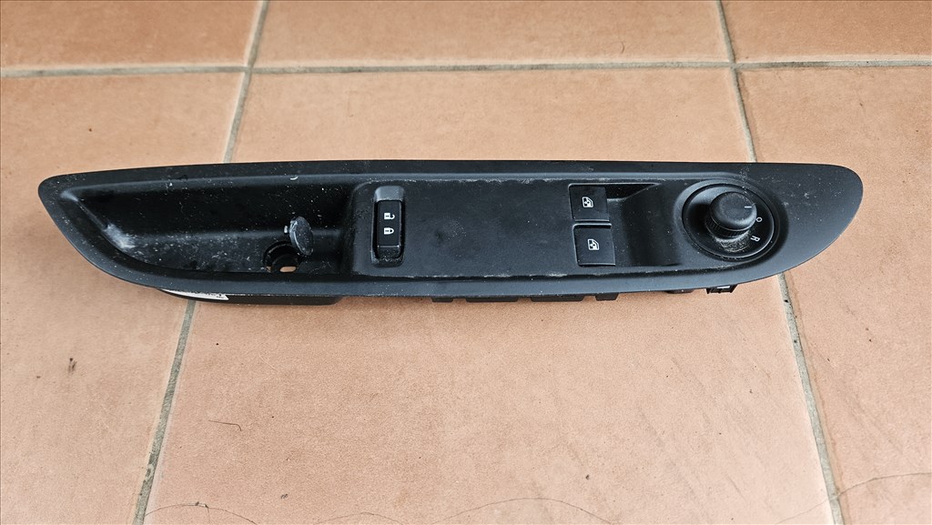 Opel Mokka Ablakemelő kapcsoló panel 13305978 1. kép