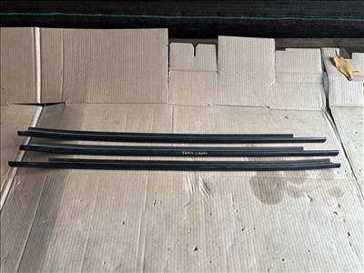 Toyota Yaris Cross (XP210) Bal első ajtó vízlehúzó díszléc 