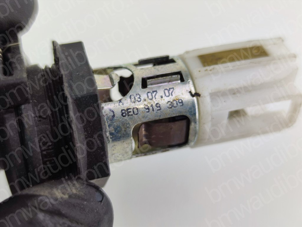 AUDI A4 B7 (8EC) 12 V-os aljzat csomagtartóban (8E0919309) 2. kép