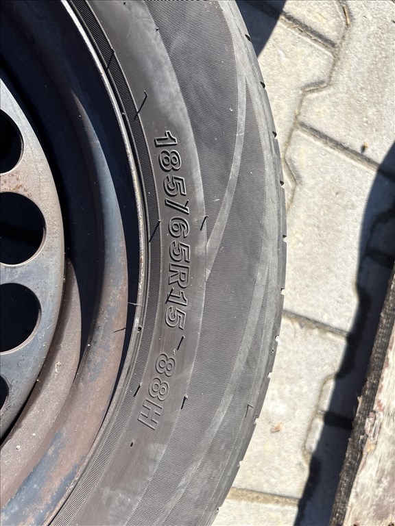 Opel Corsa d/e 4x100 lyukosztású 15" használt gyári felni lemezfelni,rajta 185/65 nyári gumi 2. kép