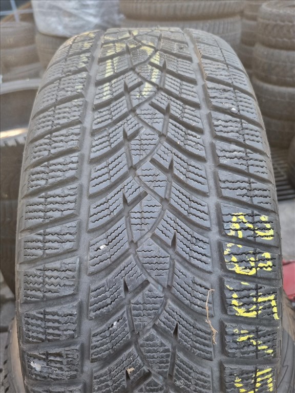  235/5517" használt Goodyear Ultragrip Performance téli gumi 4db  4. kép
