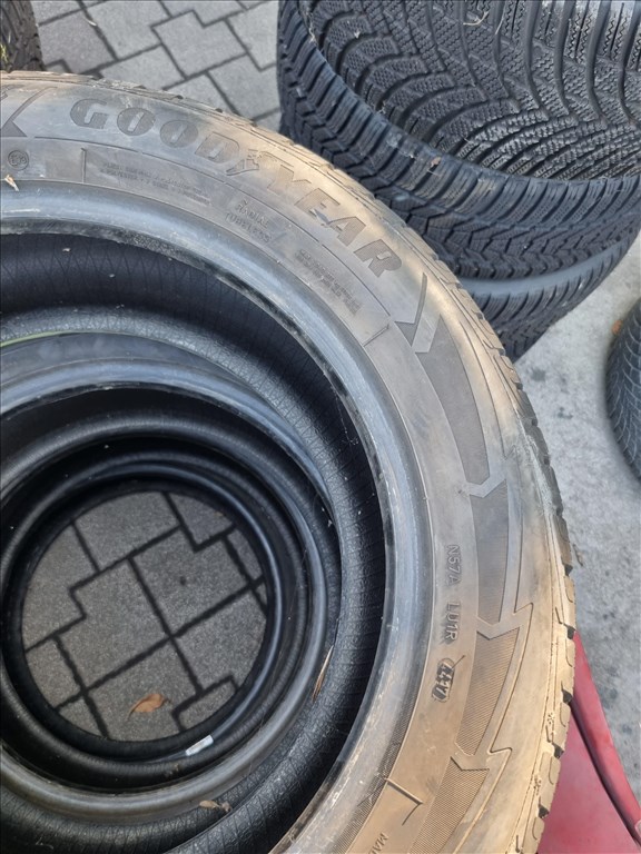  235/5517" használt Goodyear Ultragrip Performance téli gumi 4db  5. kép