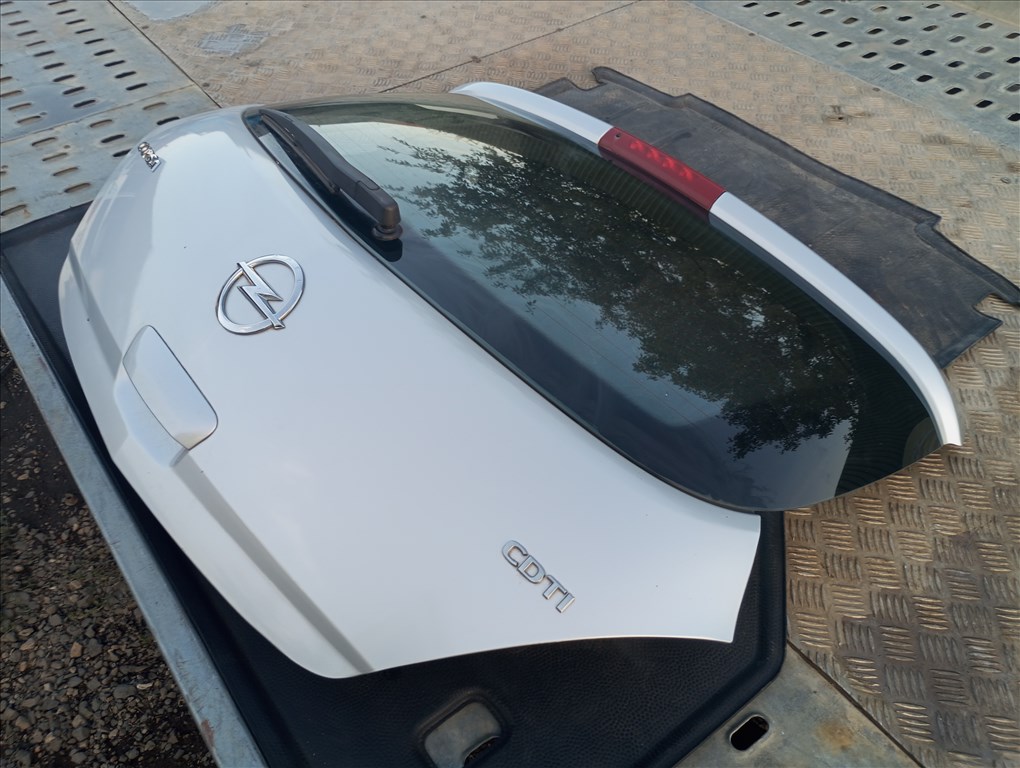 Opel Corsa D csomagtérajtó  4. kép