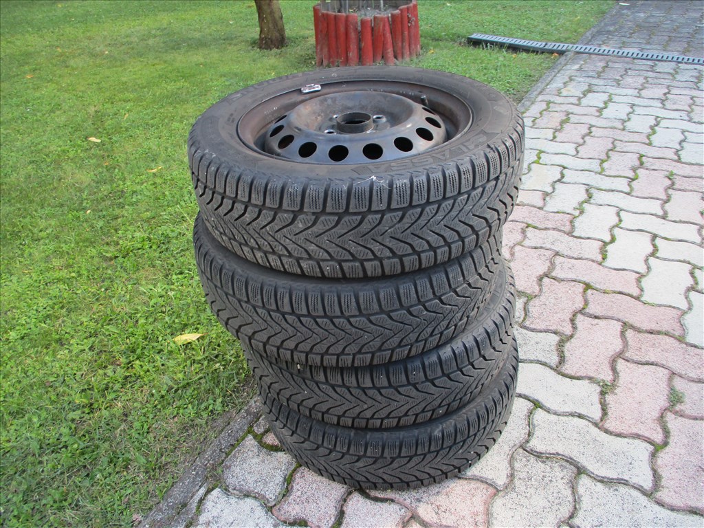  4x100 lyukosztású 14" újszerű lemezfelni, rajta 165/60 újszerű téli gumi gumi  1. kép