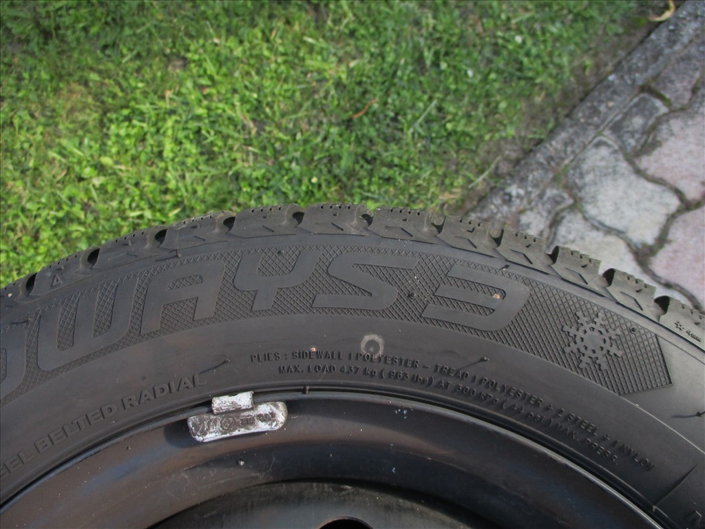  4x100 lyukosztású 14" újszerű lemezfelni, rajta 165/60 újszerű téli gumi gumi  7. kép