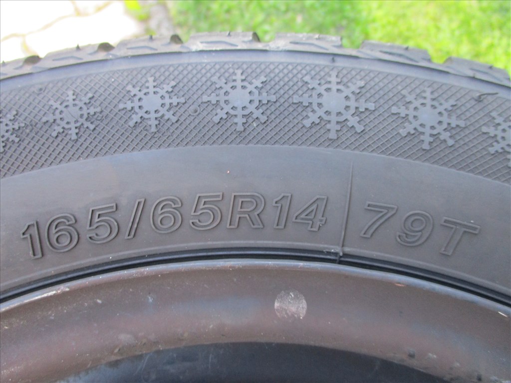  4x100 lyukosztású 14" újszerű lemezfelni, rajta 165/60 újszerű téli gumi gumi  8. kép