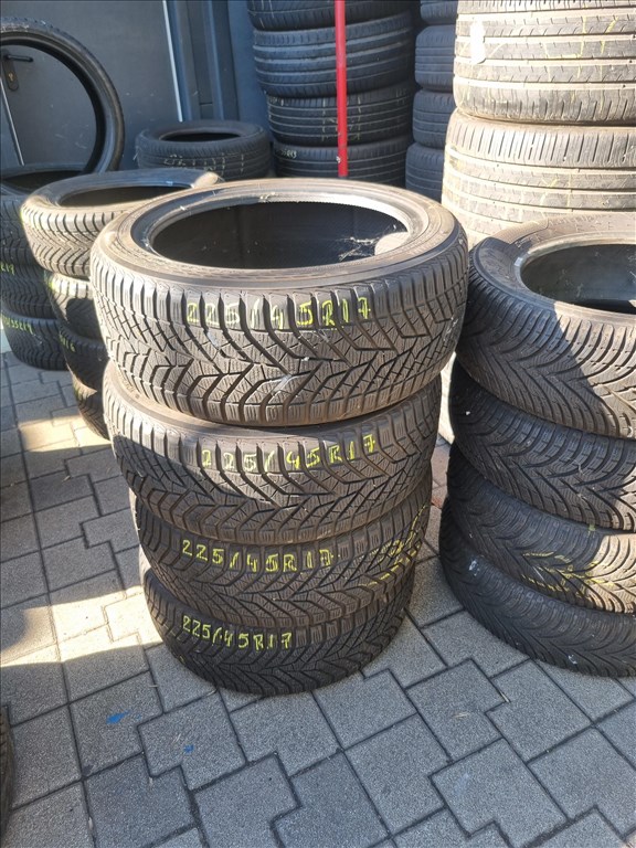  225/4517" újszerű Yokohama BluEarth winter V905 téli gumi 4db  1. kép