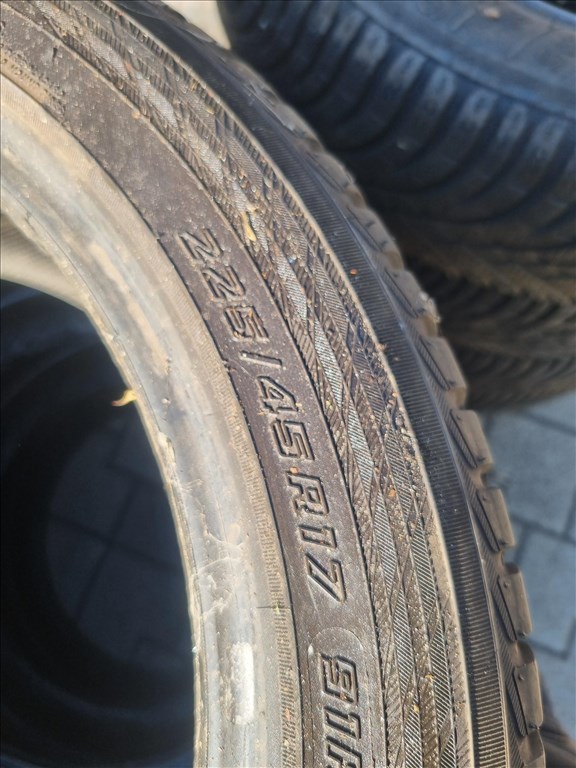  225/4517" újszerű Yokohama BluEarth winter V905 téli gumi 4db  6. kép
