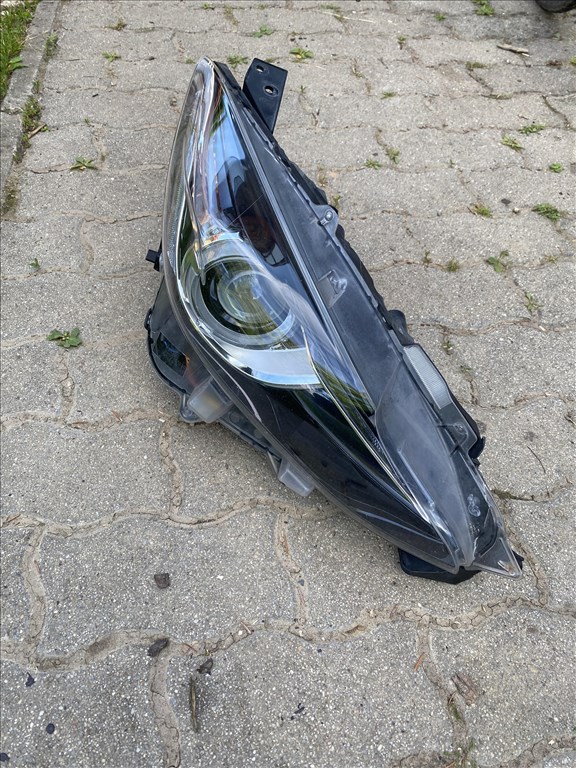 Mazda 3  (BM) jobb első fényszoró a képen látható állapotban BHR251030 1. kép