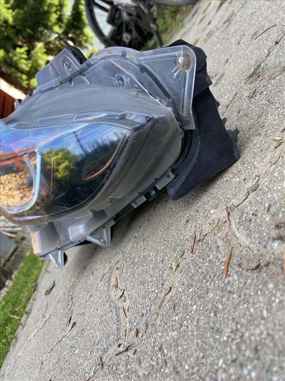 Mazda 3  (BM) jobb első fényszoró a képen látható állapotban BHR251030 2. kép