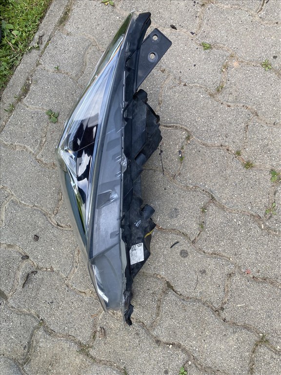 Mazda 3  (BM) jobb első fényszoró a képen látható állapotban BHR251030 4. kép