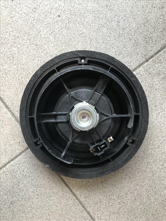 Suzuki Swift VI jobb hátsó hangszóró 2. kép