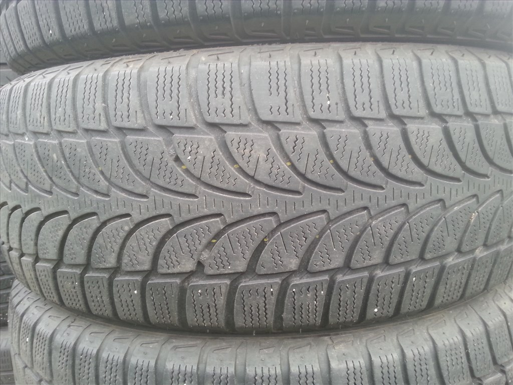  215/65R16 Bridgestone Blizzak LM-80 téli gumi  2. kép