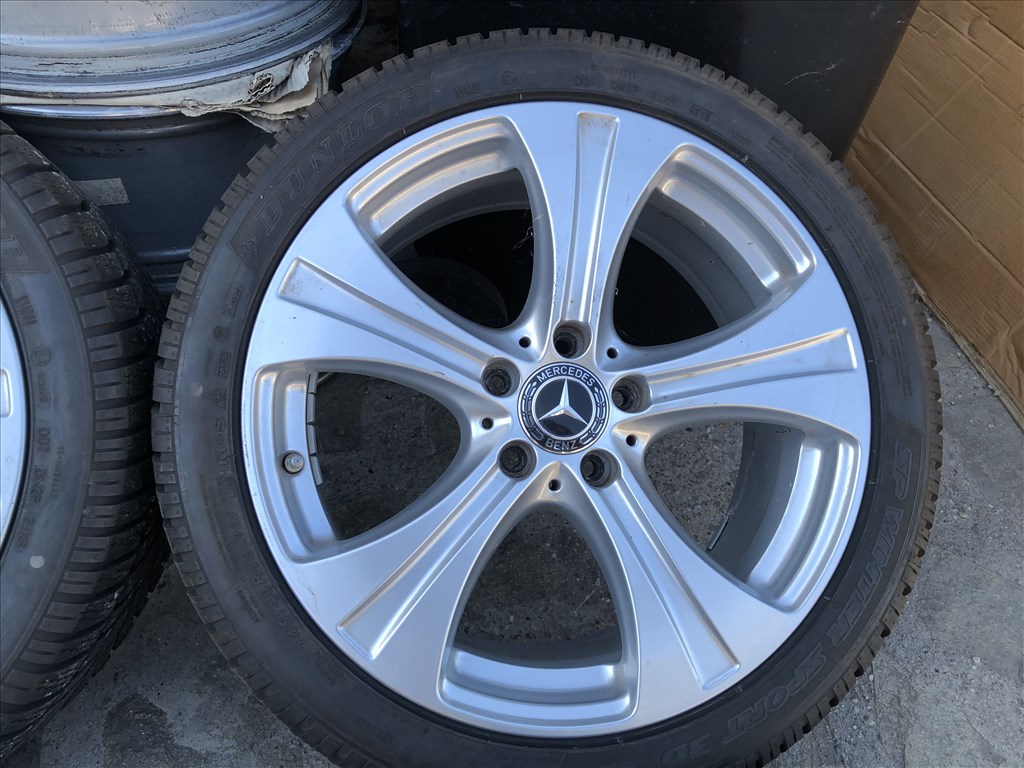  5x112 lyukosztású 18" újszerű gyári alufelni, 245/40 kiváló profilú Dunlop téli gumi Mercedes Audi 1. kép