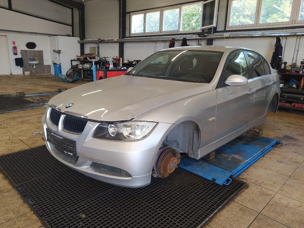 BMW 3 (E90) 318 i - Bontódik! 2. kép