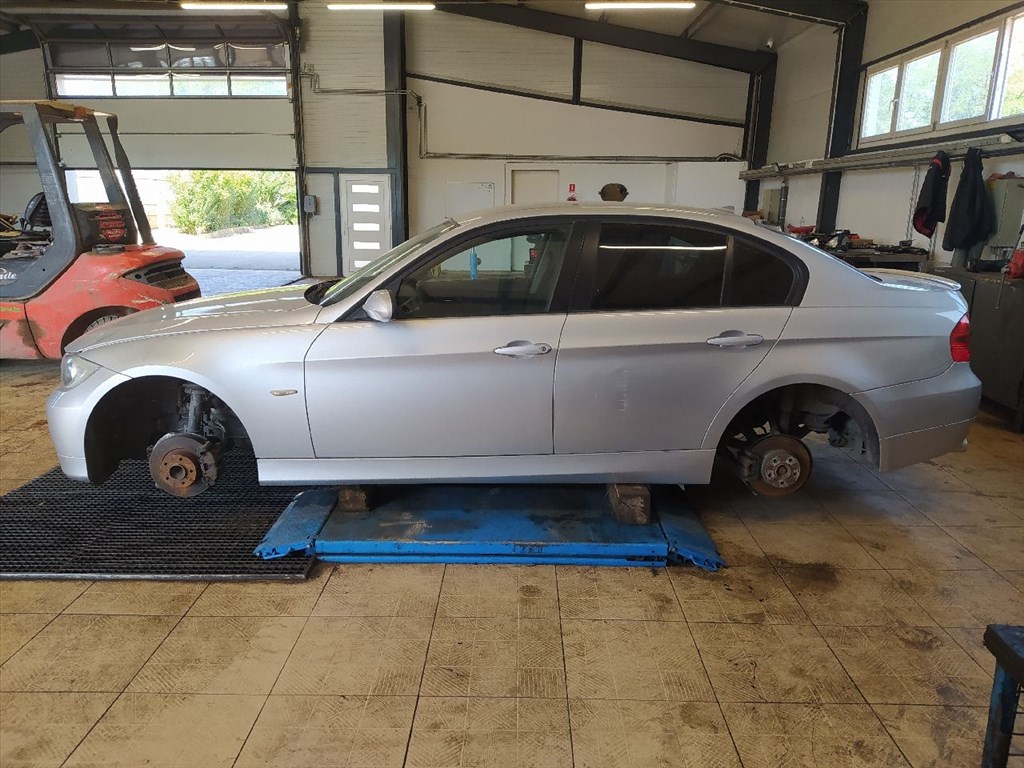BMW 3 (E90) 318 i - Bontódik! 3. kép