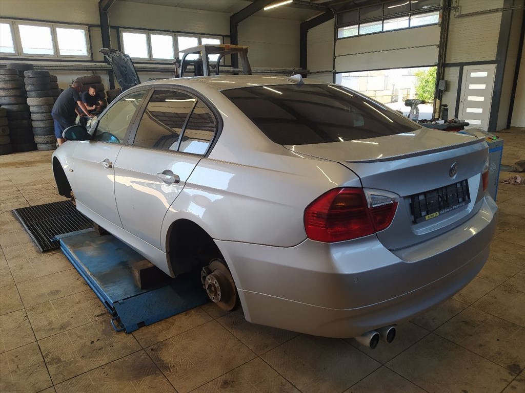 BMW 3 (E90) 318 i - Bontódik! 4. kép