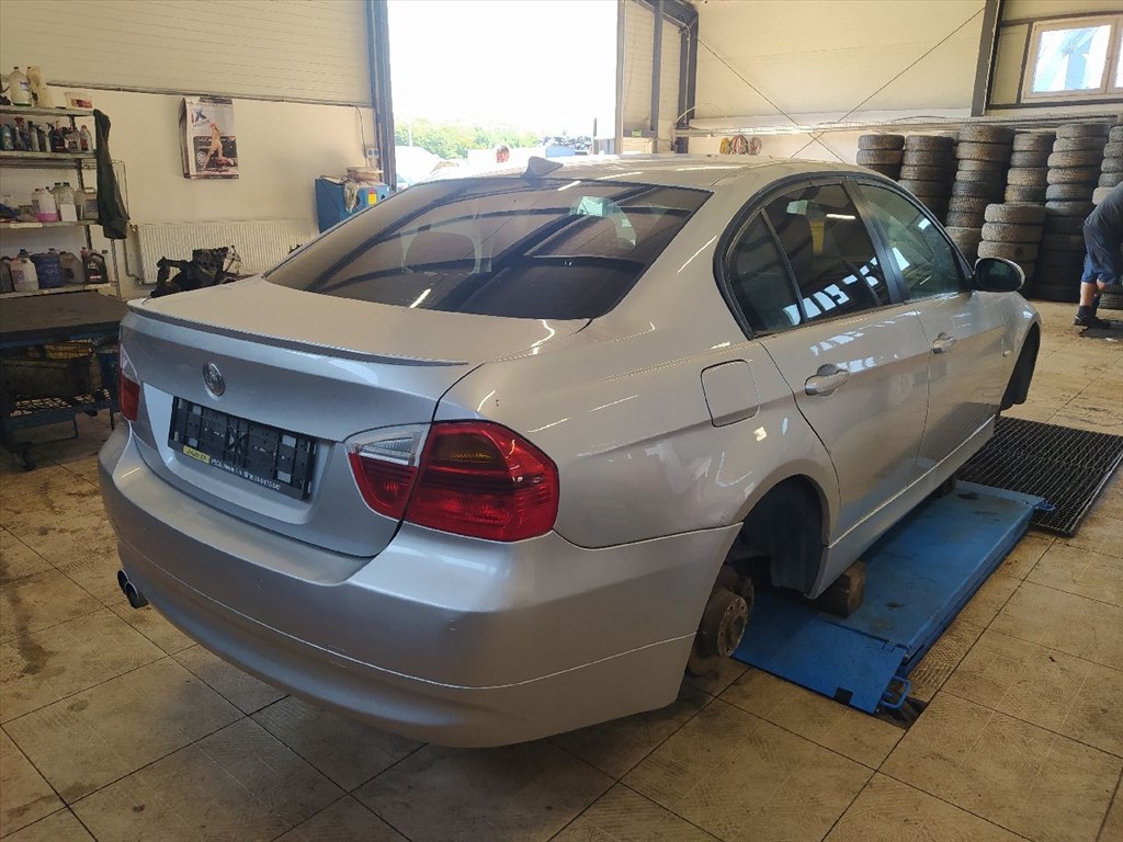 BMW 3 (E90) 318 i - Bontódik! 6. kép