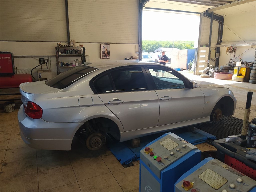 BMW 3 (E90) 318 i - Bontódik! 7. kép
