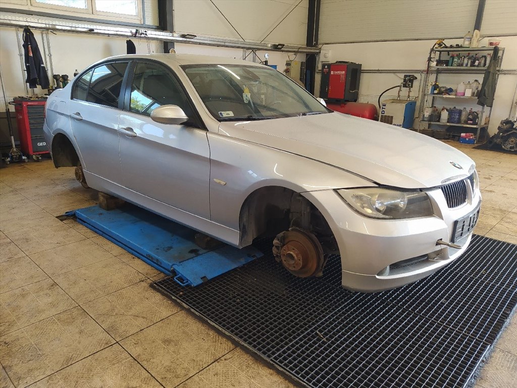 BMW 3 (E90) 318 i - Bontódik! 8. kép