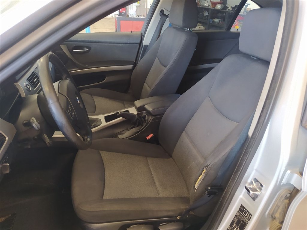 BMW 3 (E90) 318 i - Bontódik! 11. kép