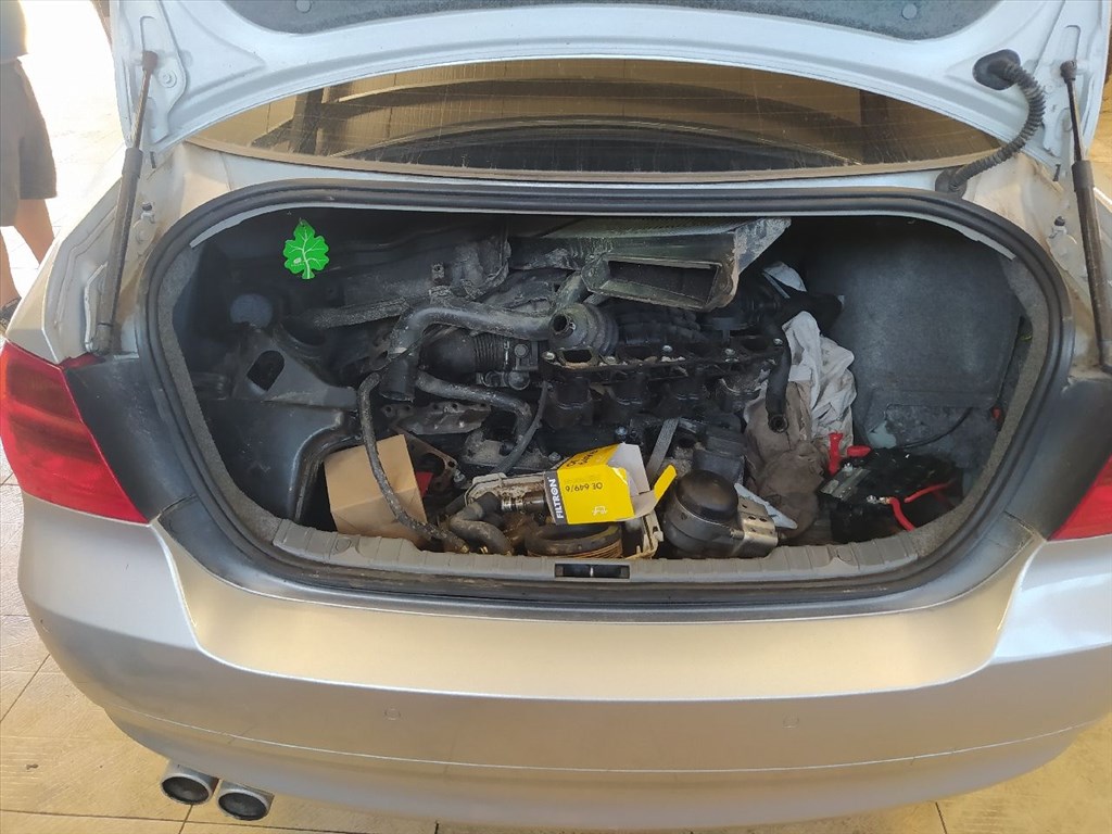 BMW 3 (E90) 318 i - Bontódik! 16. kép