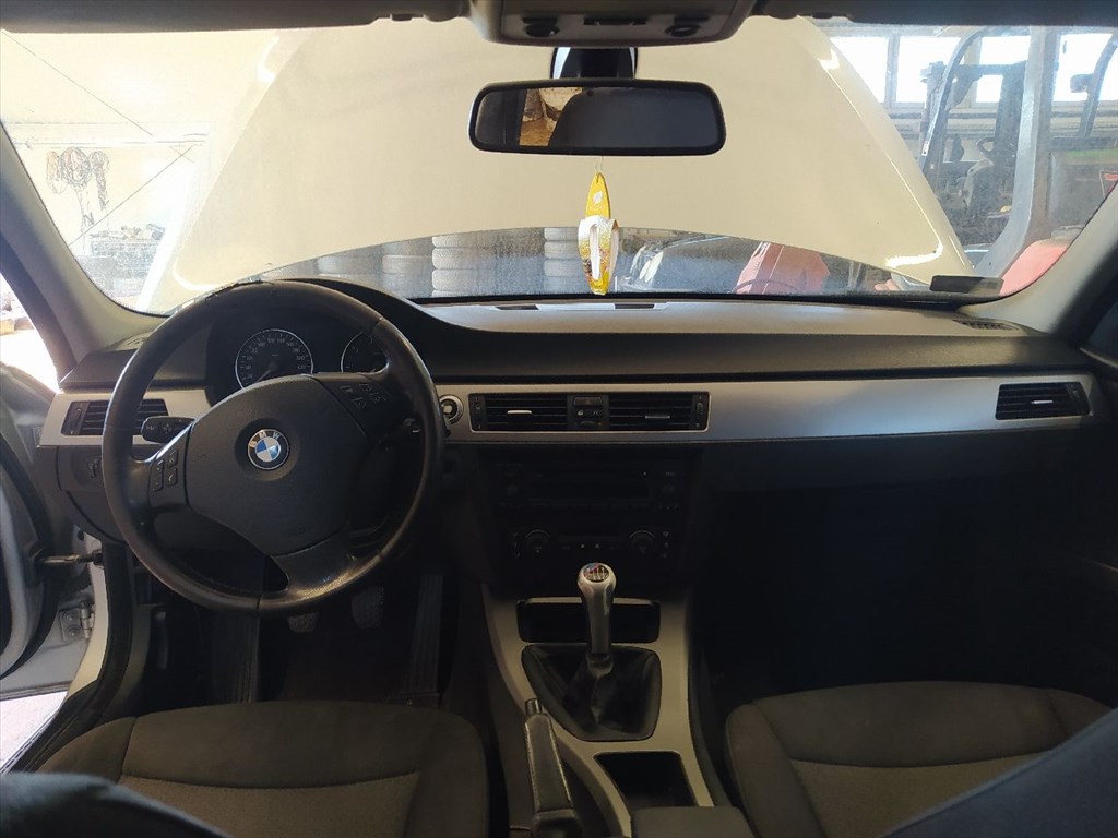 BMW 3 (E90) 318 i - Bontódik! 18. kép