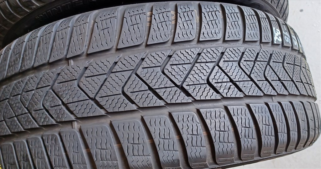 SEAL Pirelli Sottozero3 Winter 235/45 R18 téli gumik 2db 1. kép