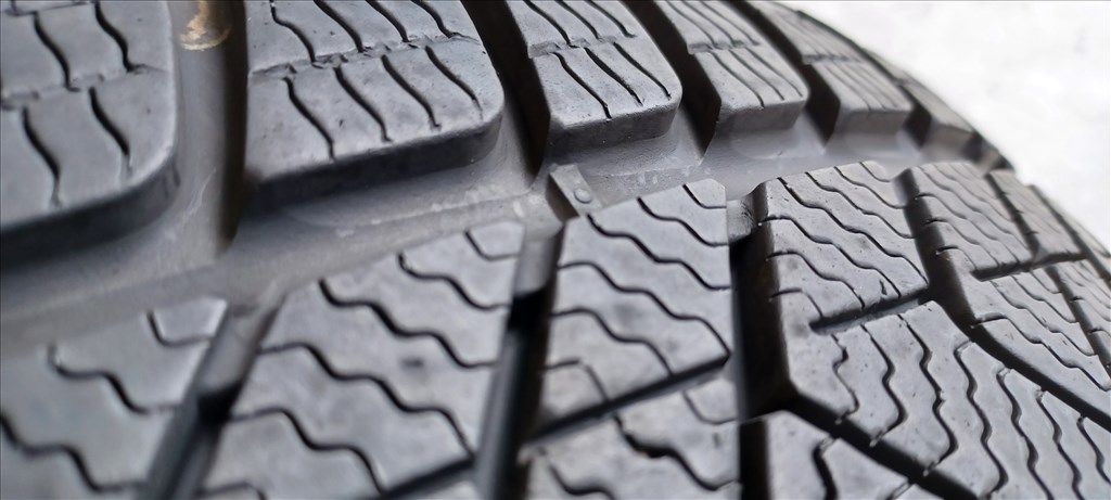 SEAL Pirelli Sottozero3 Winter 235/45 R18 téli gumik 2db 2. kép