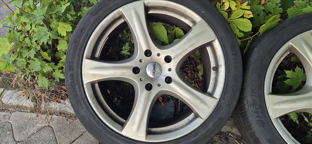  5x139.7 lyukosztású 20" használt alufelni, rajta 275/40 használt nyári gumi  4. kép