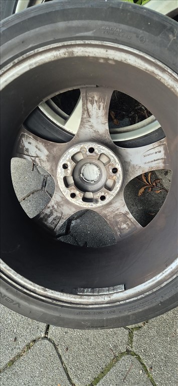  5x139.7 lyukosztású 20" használt alufelni, rajta 275/40 használt nyári gumi  6. kép