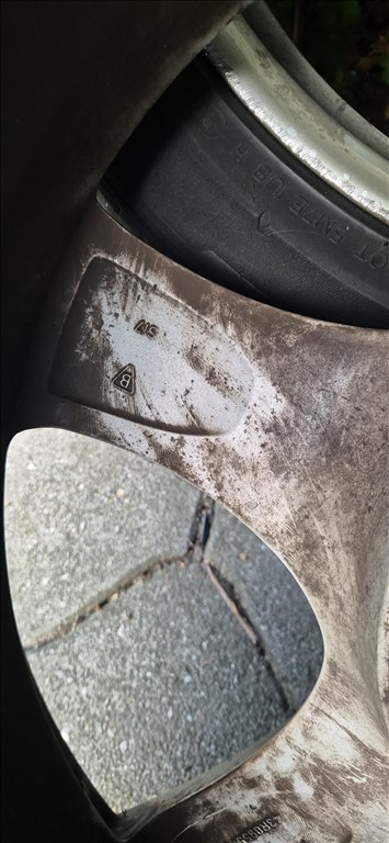  5x139.7 lyukosztású 20" használt alufelni, rajta 275/40 használt nyári gumi  7. kép