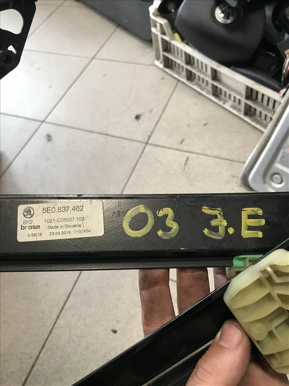 Skoda Octavia III jobb első ablakemelő szerkezet 5e0837462 2. kép