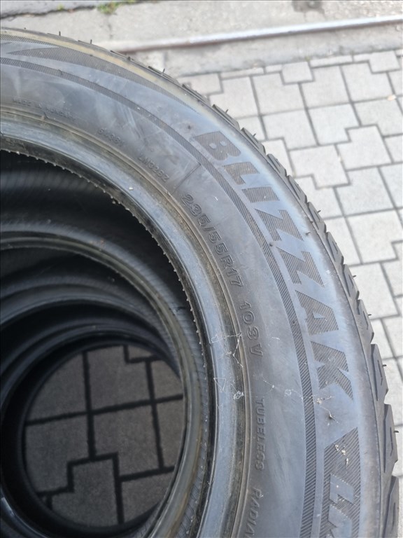  235/5517" használt Bridgestone Blizzak LM-32 téli gumi 4db  6. kép