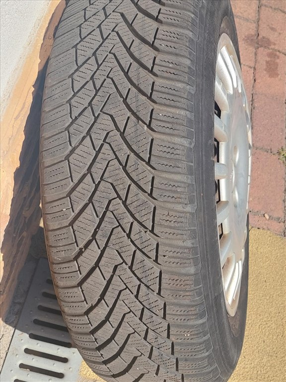  15" használt lemezfelni, rajta 195/65 használt Continental téli gumi gumi  4. kép
